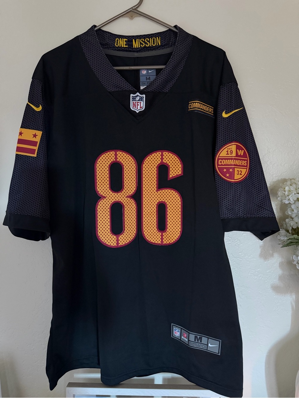 Nike Washington Commanders #86 Black Football Jersey - Men's M